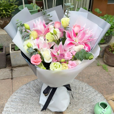东营9朵玫瑰混搭百合，爱恋纯真无邪