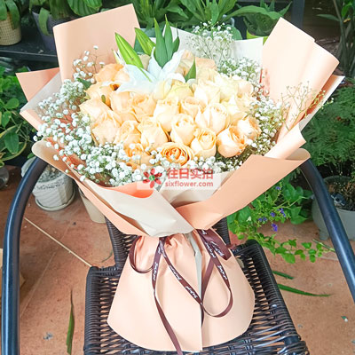 东营33朵香槟玫瑰百合，心里永远是你
