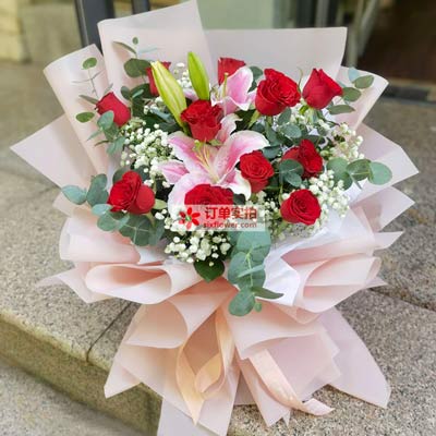 东营11朵红玫瑰百合，全世界里只有一个你